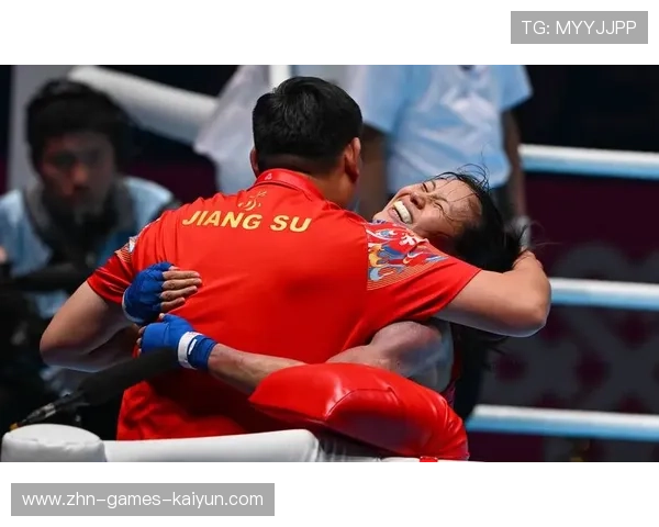 拳击冠军战中连续擂击带动现场高潮